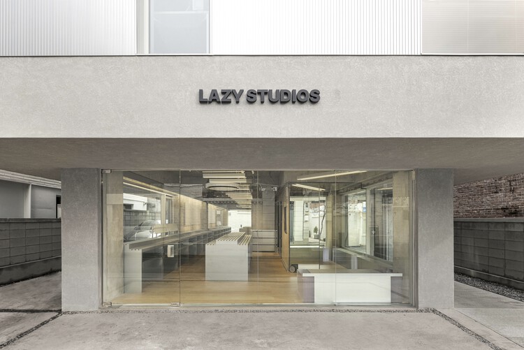 Lazy Studio / unseenbird - Фасад
