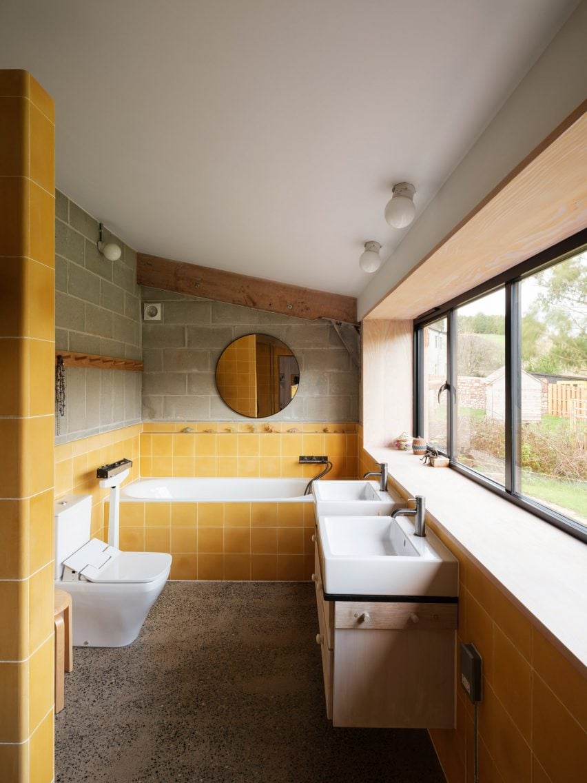 Ванная комната в коровнике от David Kohn Architects