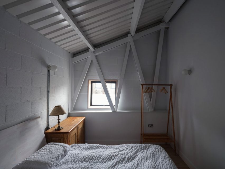 Спальня с белыми стенами