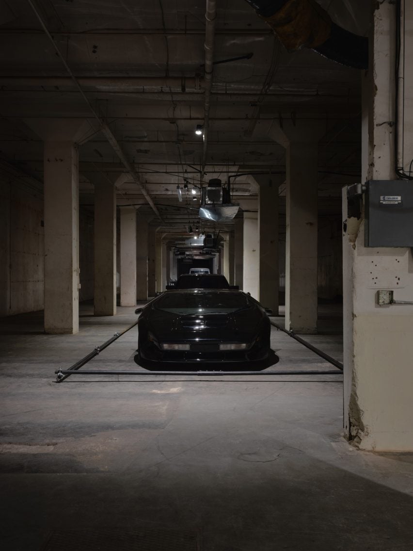 Черный Ламборджини в бетонной комнате