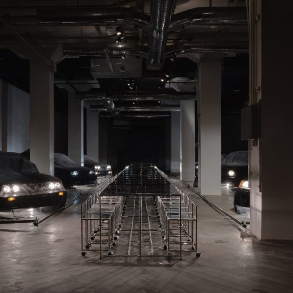 Черные автомобили окружают мебель Вилло Перрона на выставке Sized Selects