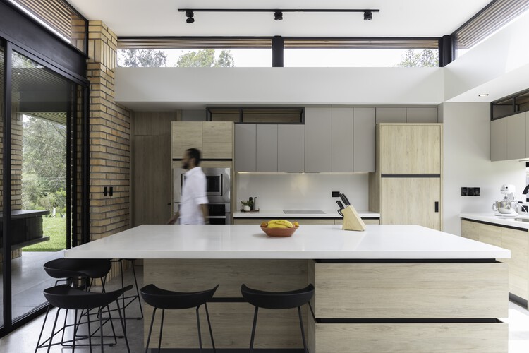 TC House / Arqcor Proyectos Arquitectura - Фотография интерьера, кухня, стол, столешница, окна, стул