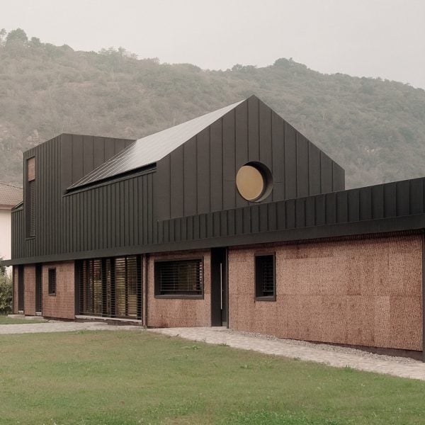 LCA Architetti разместила угловой пробковый дом в итальянской долине