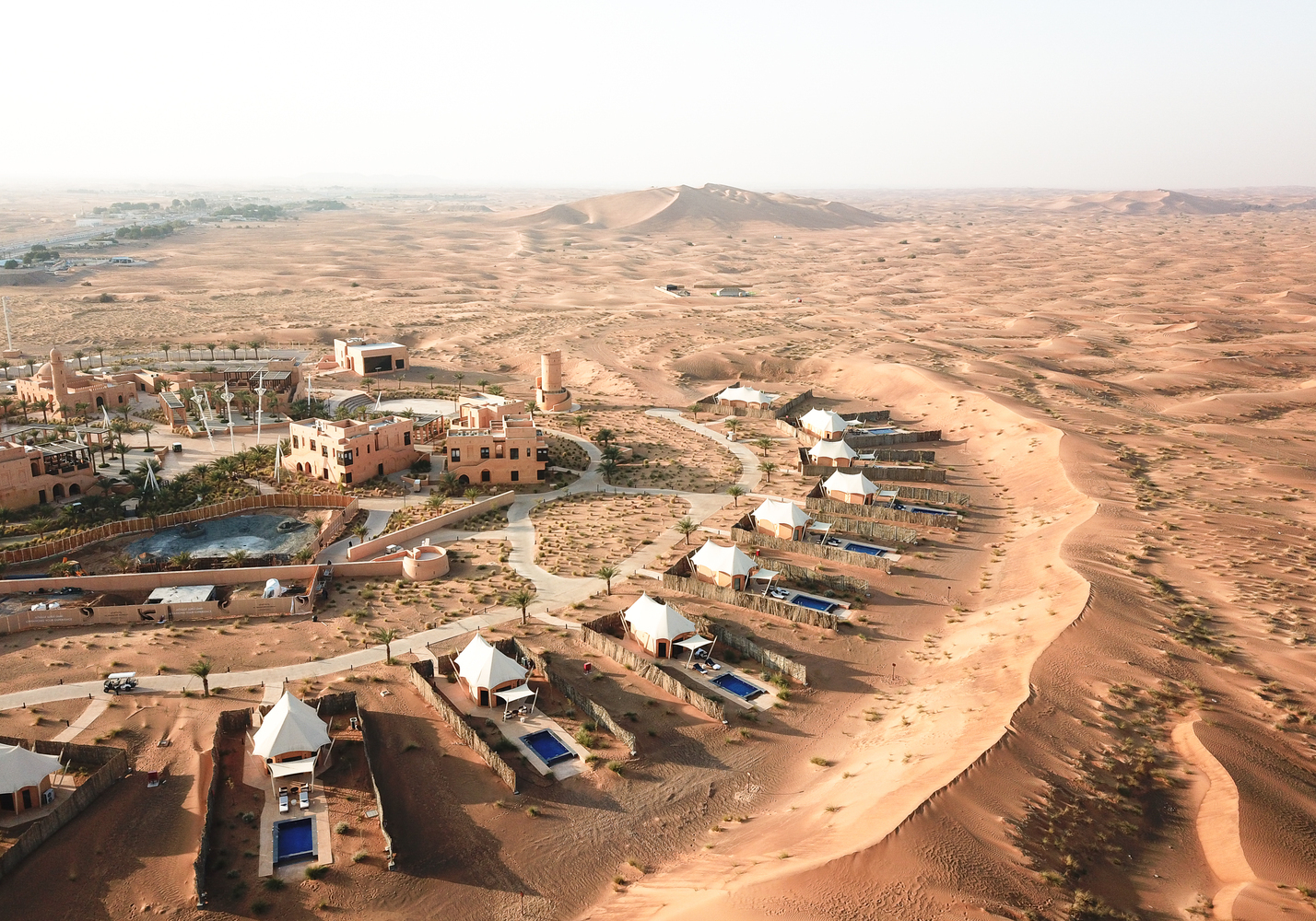 Архитектурные вмешательства в пустыню: естественные побеги, минимальное вмешательство и уединенная роскошь