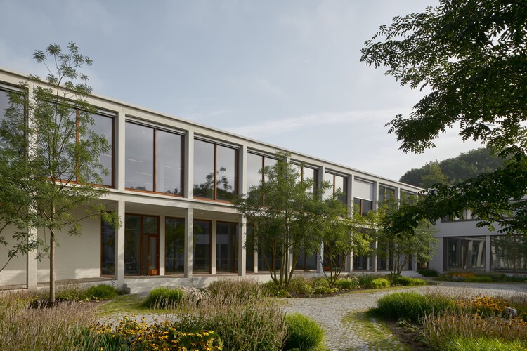 Преобразование ремесленной школы Нимето / Maarten van Kesteren Architecten - Фотография экстерьера, окон, фасада, сада