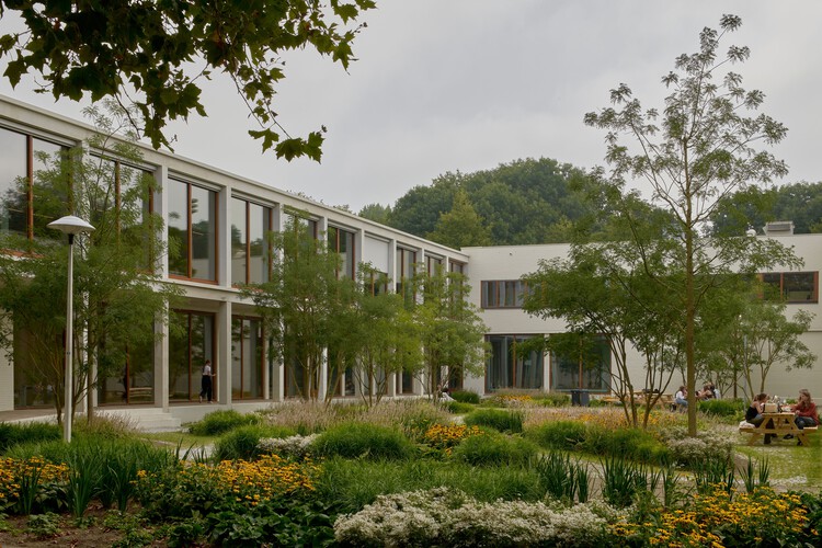 Преобразование ремесленной школы Нимето / Maarten van Kesteren Architecten - Экстерьерная фотография, окна, фасад, сад, двор