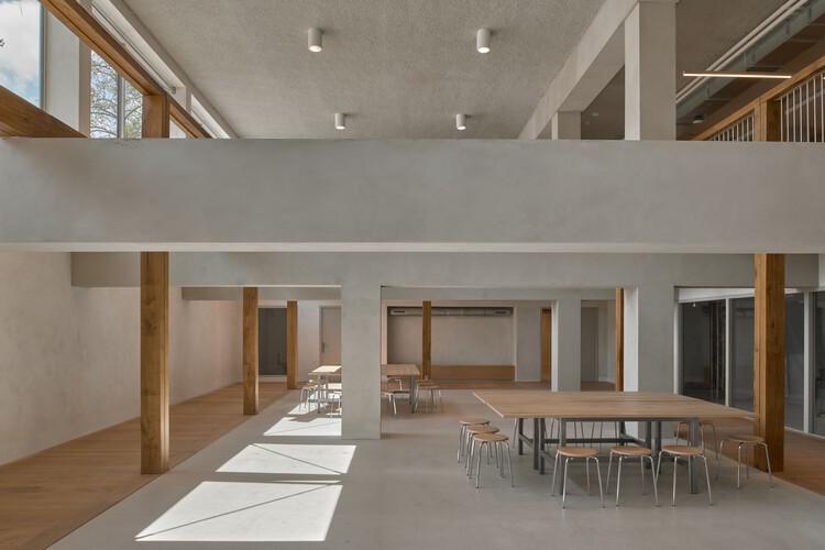 Преобразование ремесленной школы Нимето / Maarten van Kesteren Architecten - Фотография интерьера, стол, окна, стул, балка