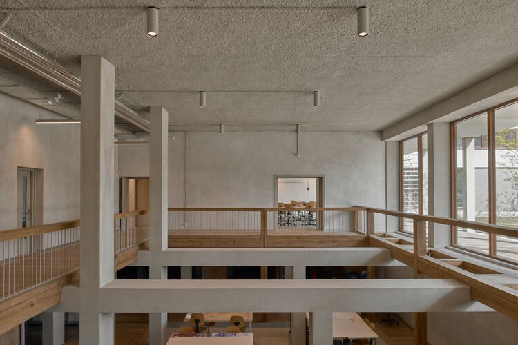 Преобразование ремесленной школы в Нимето / Maarten van Kesteren Architecten - Фотография интерьера, окна, балка