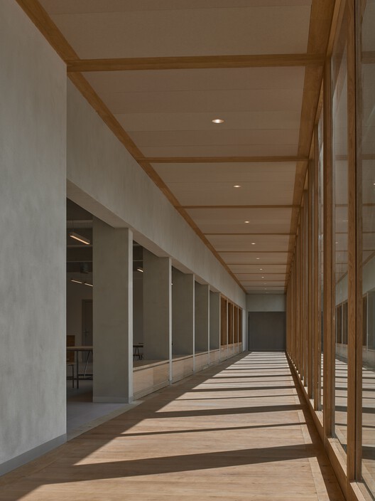 Преобразование ремесленной школы Нимето / Maarten van Kesteren Architecten - Фотография интерьера, фасад, окна, колонна