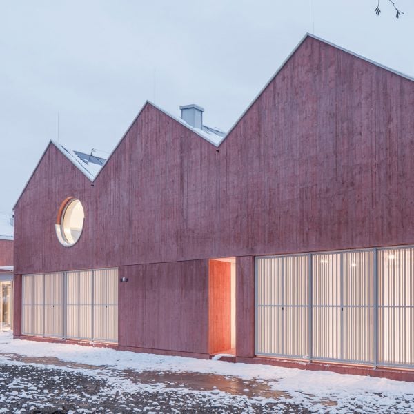 Steiner Architecture завершает скульптурную клинику в Анифе красным бетоном