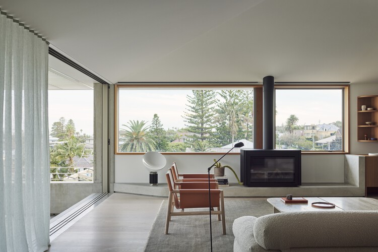 Long Reef House / CHROFI - Фотография интерьера, гостиная, стул, окна