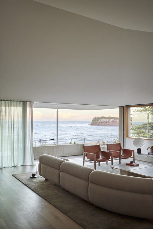 Long Reef House / CHROFI - Фотография интерьера, гостиная, окна, стул, спальня