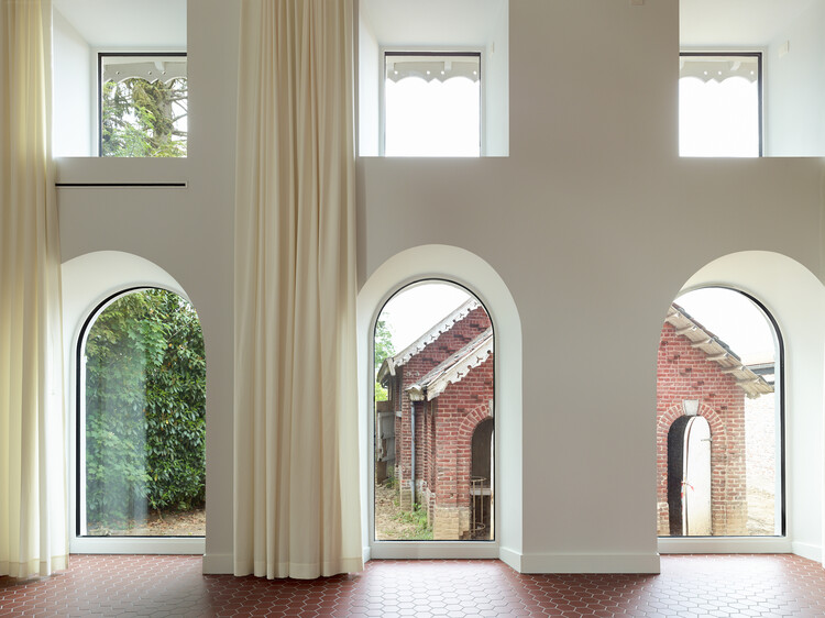 Центр ухода за престарелыми Gaudium / plusoffice Architects - Фотография интерьера, окна, фасад, арка, колонна
