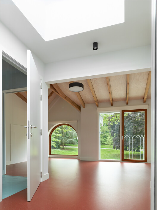 Центр ухода за престарелыми Gaudium / plusoffice Architects - Фотография интерьера, окна, балка