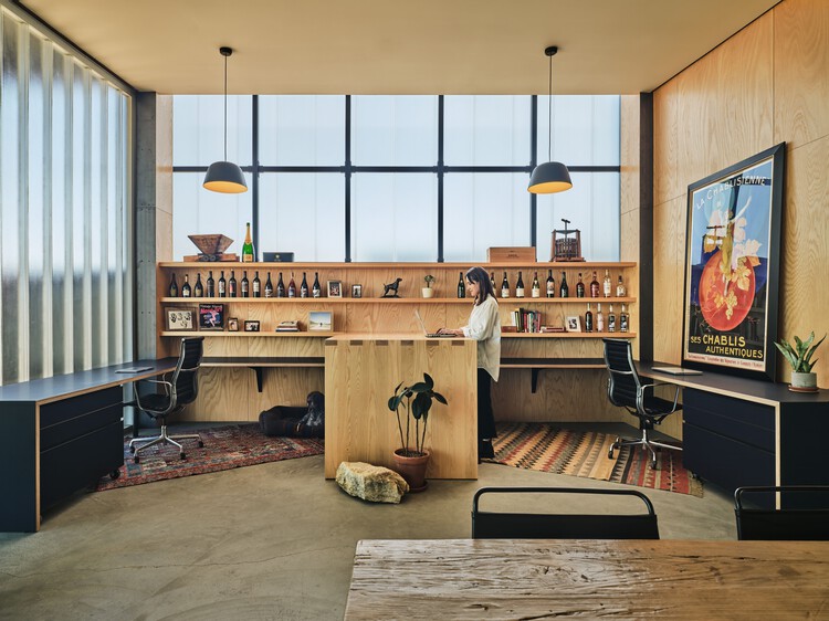 Fulldraw Winery / Clayton Korte — Фотография интерьера, кухня, окна, балка
