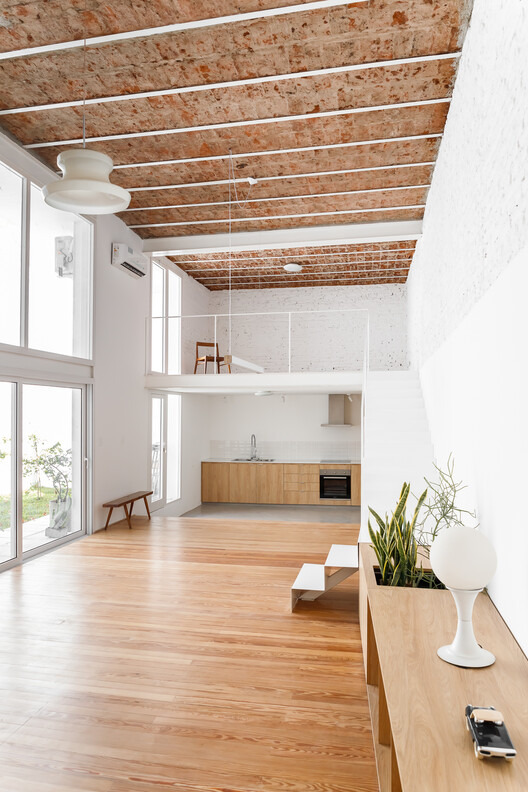Garu House / Estudio Tecla - Фотография интерьера, кухня, окна, балка