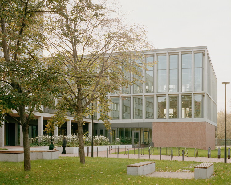 Библиотека и студенческий центр BBU / Gereben Marián Architects — фотография экстерьера, фасад, окна