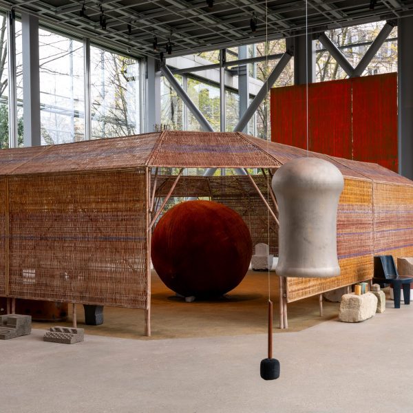Биджой Джайн создает бамбуковую хижину и каменную мебель для выставки в Париже