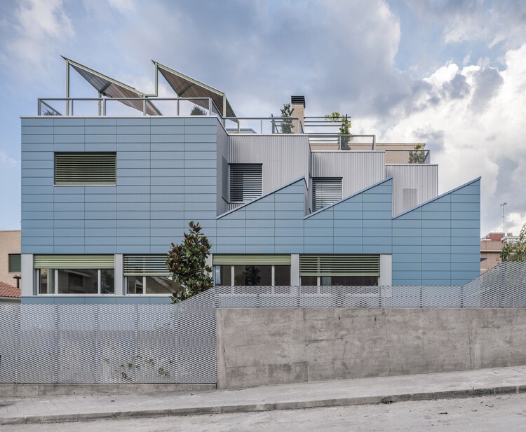 Beyond-the-family Kin Housing / Игнасио Г. Галан + OF Architects - Фотография экстерьера, окна, забор, фасад