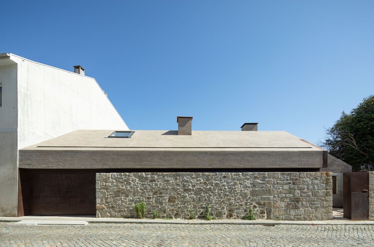 Дом на Rua Direita de Francos / WeStudio + MADE Office - Фотография экстерьера, фасад