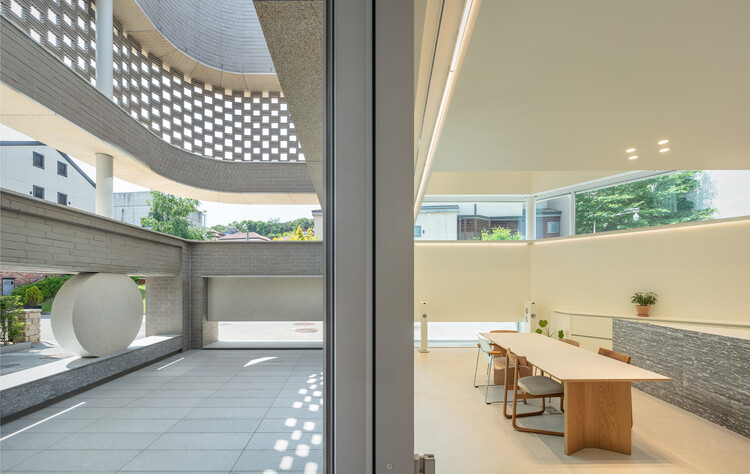 Дом с двумя дворами в Пангё / June Architects - Фотография интерьера, фасад, окна, стул