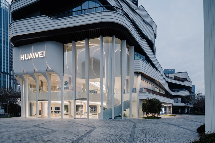 Флагманский магазин Huawei / UNStudio — фотография экстерьера, фасада, окон