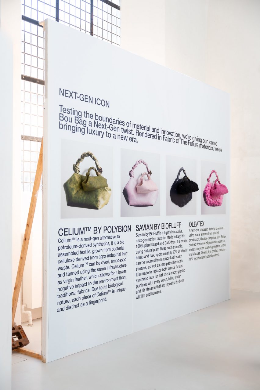 Сумки Bou от Ganni на выставке во время Недели моды в Копенгагене