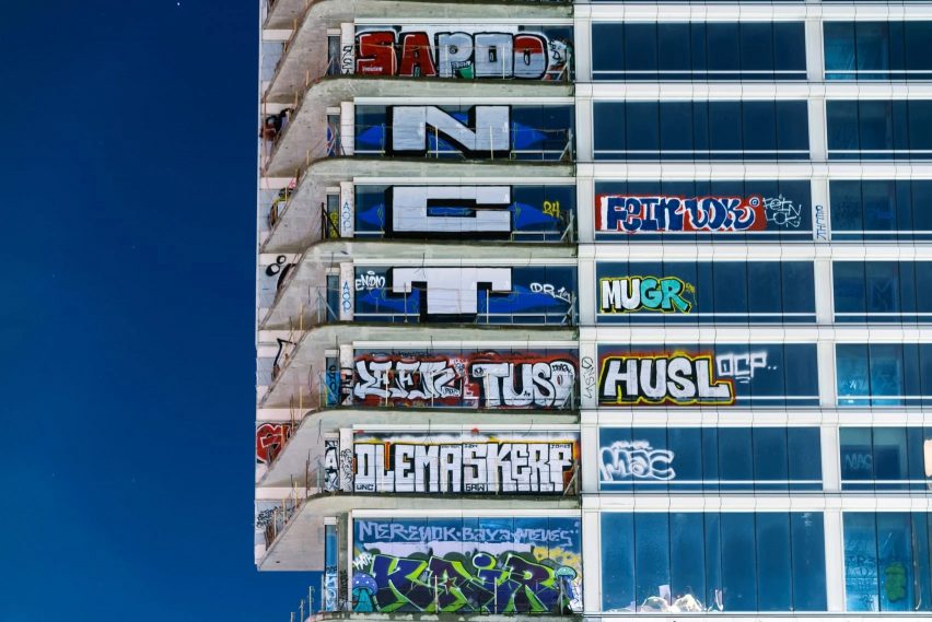 Граффити на недостроенных башнях Oveanwide в Лос-Анджелесе 