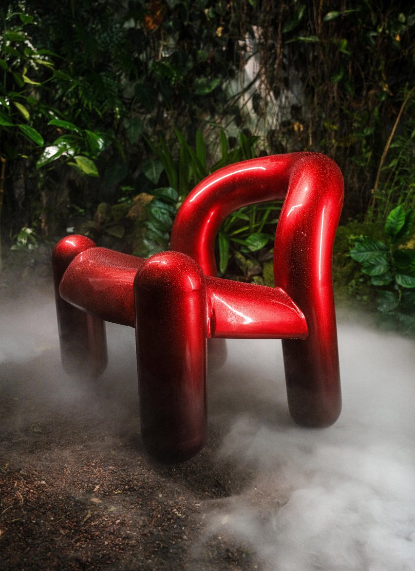 Красная версия кресла Reality, созданная в виртуальной реальности Александром Лервиком и Густавом Винстом.