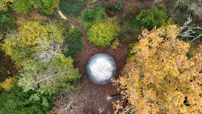 Вид с воздуха на приют для деревообработки от Invisible Studio и Pearce + в дендрарии Уэстонбирт.