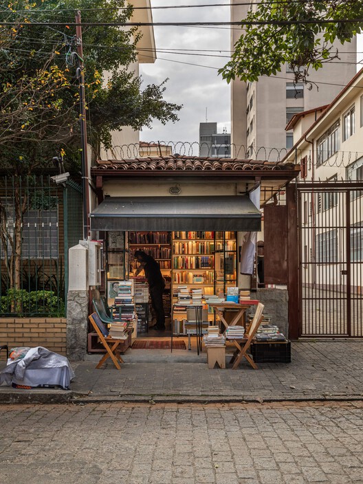 Книжный магазин Извините за Пыль / Nitsche Arquitetos - Фотография экстерьера, Стул