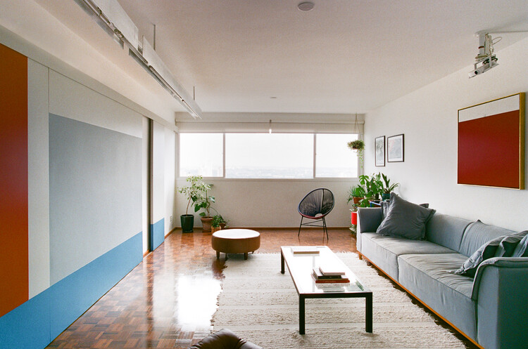 Sumarezinho Apartment / Pianca Arquitetura - Фотография интерьера, гостиная, диван, окна