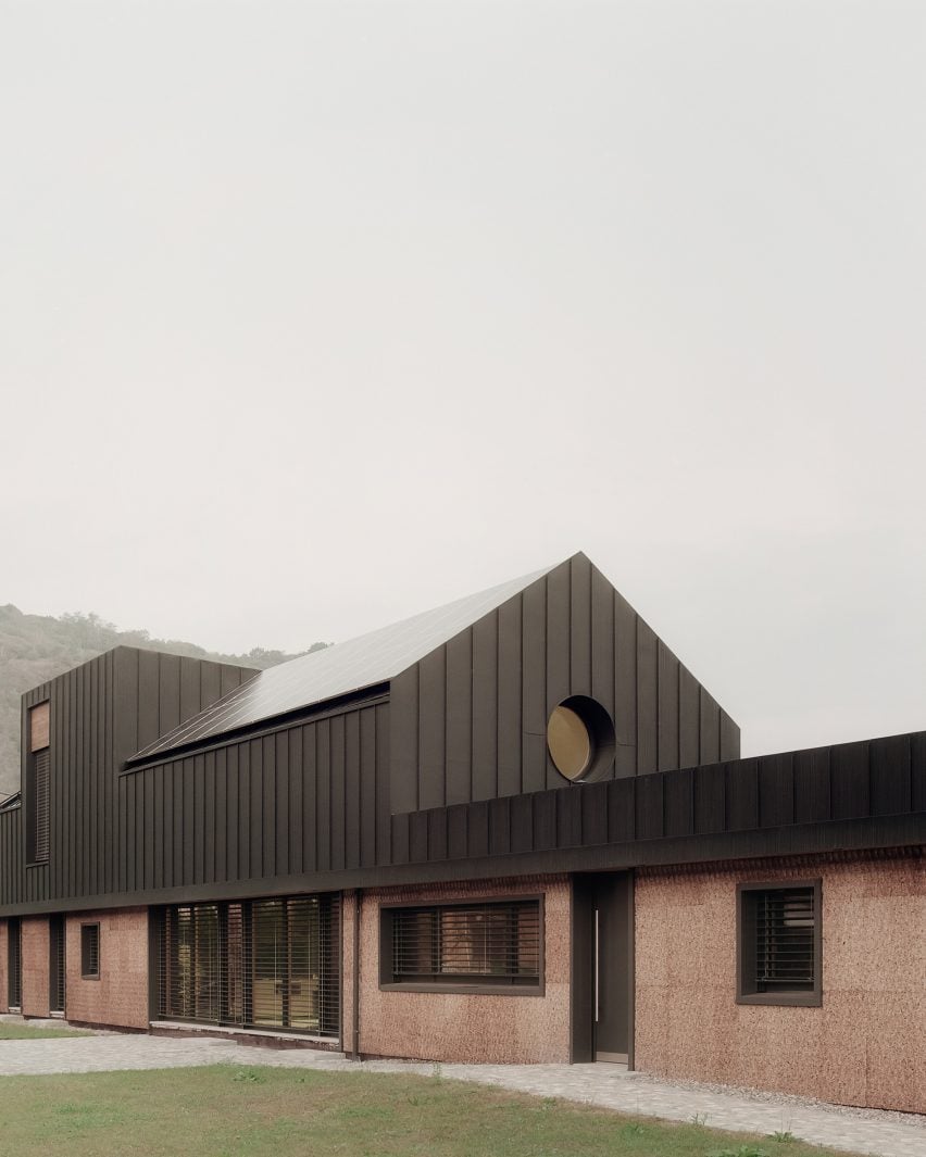 Фасад пробкового дома в Италии от LCA Architetti