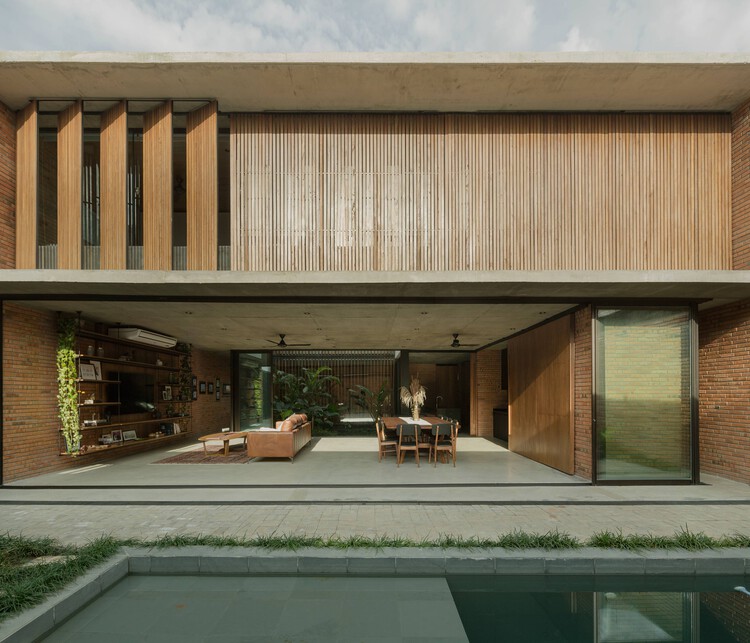 ME House / Equipo de Arquitectura - Экстерьерная фотография, стул, фасад, двор