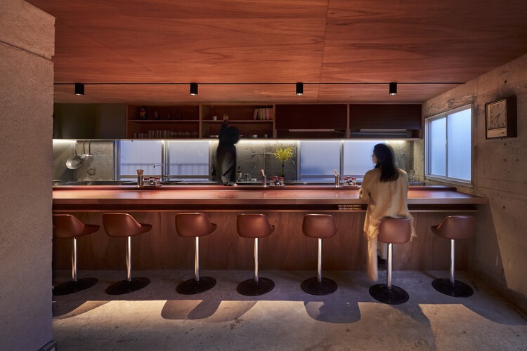 Полуночная закусочная Ginzara / Дизайнерское бюро Souta Yoriki — фотография интерьера, кухни, стула