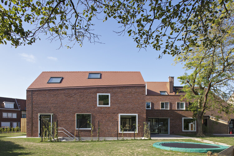 Дом-приют для детей De Sibbe / Atelier M Architects + Planners от - Фотография экстерьера, окна, кирпич, фасад