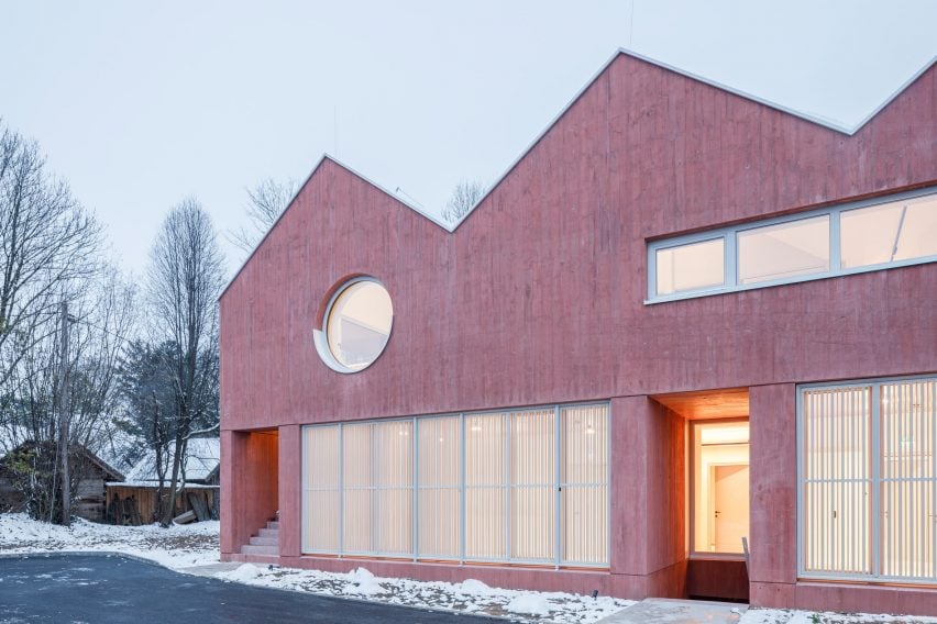 Фасад клиники в Анифе от Steiner Architecture