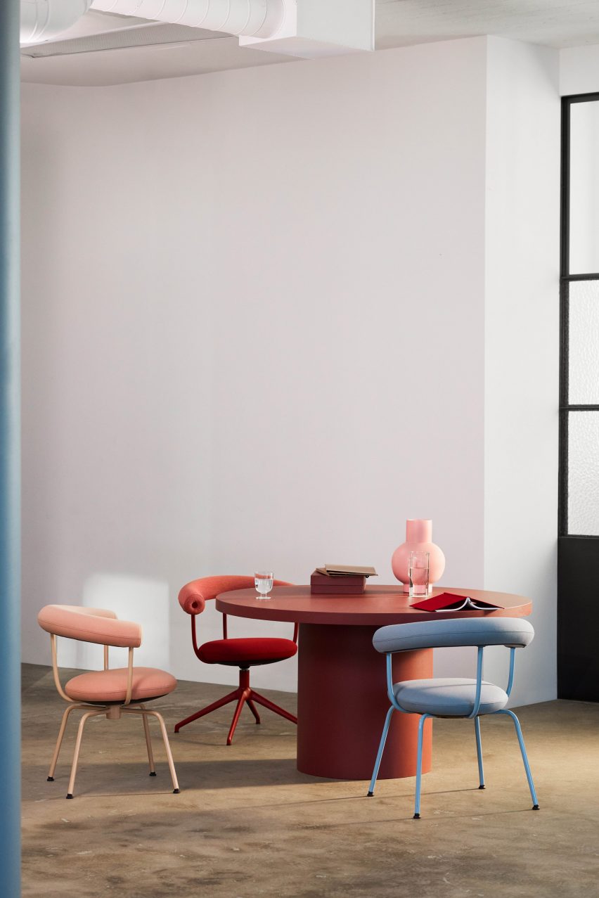 Розовые, синие и красные стулья Bud от Fora Form