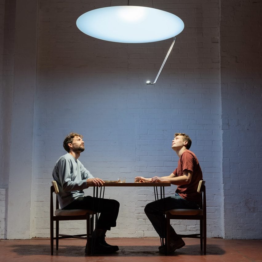Фотография Нэта Мартина и Шона Хэммета, сидящих под яркой круглой лампой.