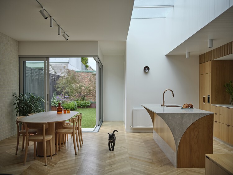 Зигзагообразный дом / Дэн Гейфер Дизайн - Фотография интерьера, стол, окна, стул, столешница, балка