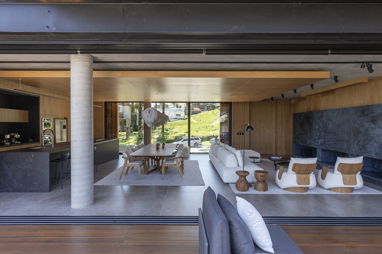 K House / Mayresse Arquitetura - Фотография интерьера, стол, стул, балка