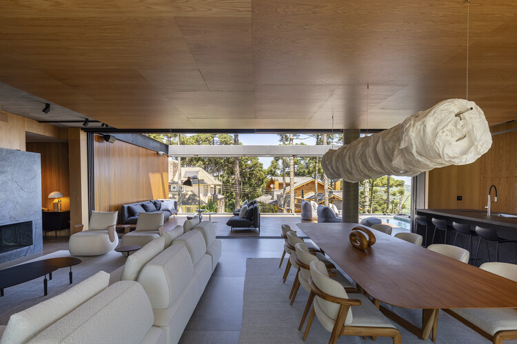 K House / Mayresse Arquitetura - Фотография интерьера, гостиная, стол, стул, балка