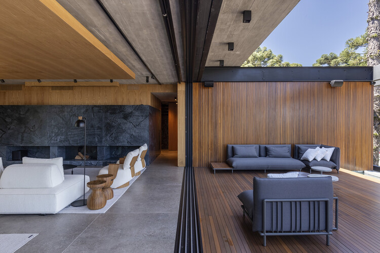 K House / Mayresse Arquitetura - Фотография интерьера, гостиная, диван, дерево, балка, терраса