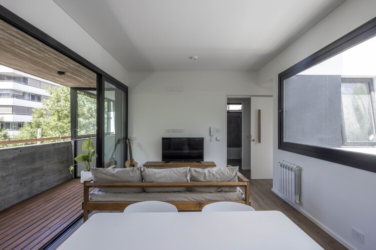 Terrazas de Saavedra / Drei Arquitectura y Desarrollos - Фотография интерьера, диван, окна, дверь, стул, балка
