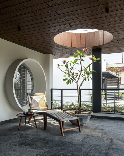 Siri Residence / Design Kacheri - Фотография интерьера, дерево