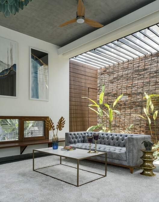 Siri Residence / Design Kacheri - Фотография интерьера, гостиная, дерево, освещение, стол, окна, балка