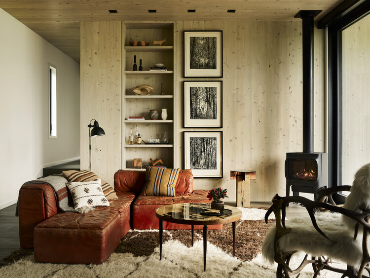 ShineMaker Residence / CLB Architects — Фотография интерьера, гостиная, диван, стол