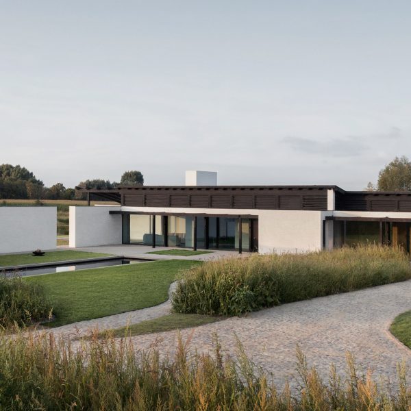 Стеф Клаас моделирует «Дом в полях» на основе современной архитектуры середины века.