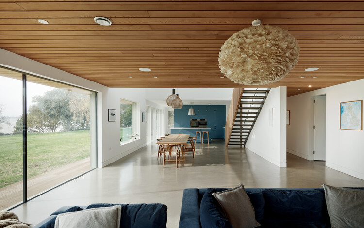 Stour House / Facit Homes - Фотография интерьера, дерево, стол, балка