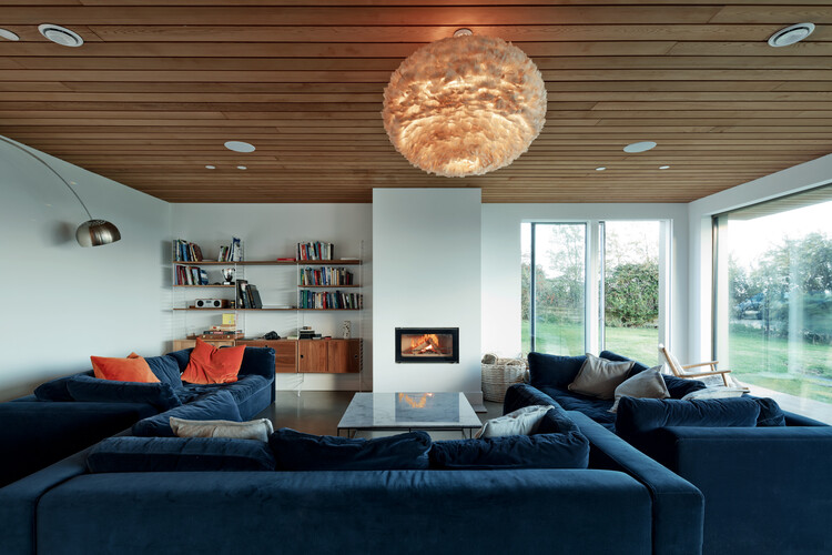 Stour House / Facit Homes - Фотография интерьера, гостиная, диван, освещение, балка, окна